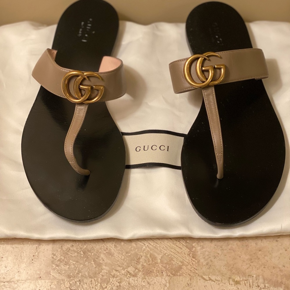 Gucci Leather thong sandal with Double G